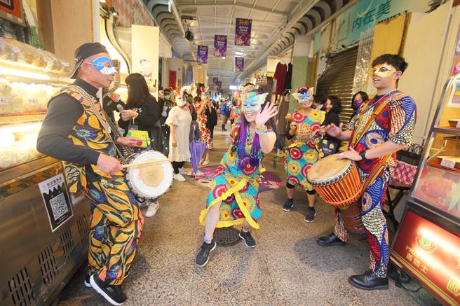 「菲律宾面具嘉年华」活动，今年从11月12日到28日在晴光市场、双城美食街举办。图为非洲舞团的舞者13日戴上创意面具在晴光市场入口处表演。（张铠乙摄）
