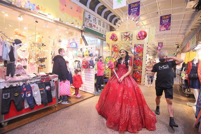 「菲律宾面具嘉年华」活动，今年从11月12日到28日在晴光市场、双城美食街举办。图为新移民朋友穿上亮丽的环保服饰，走在晴光市场大街上，令人耳目一新。（张铠乙摄）