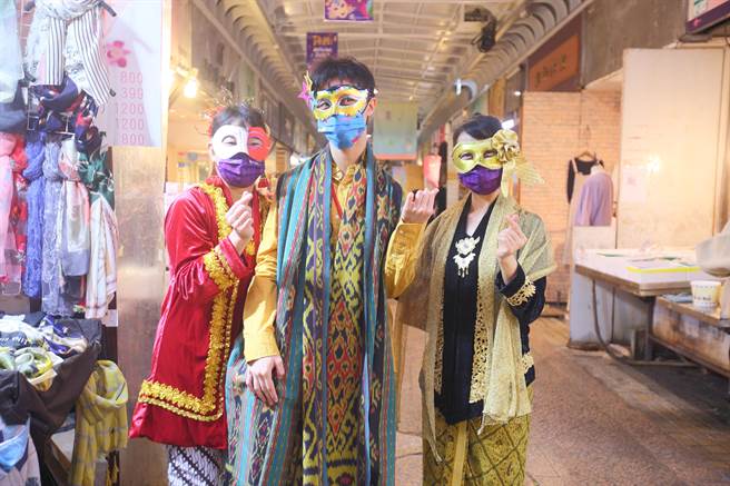 「菲律宾面具嘉年华」活动，今年从11月12日到28日在晴光市场、双城美食街举办。图为新移民朋友穿上传统服饰与面具合影。（张铠乙摄）