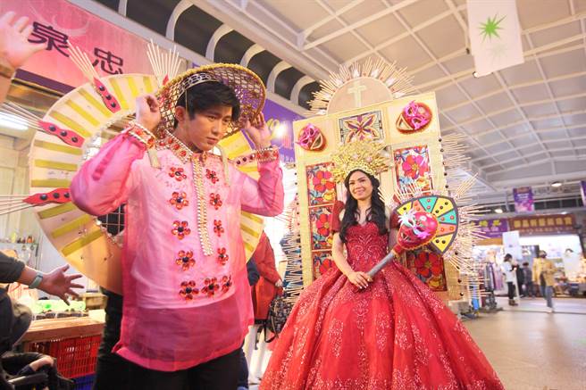 「菲律宾面具嘉年华」活动，今年从11月12日到28日在晴光市场、双城美食街举办。图为新移民朋友穿上传统服饰与面具合影。（张铠乙摄）