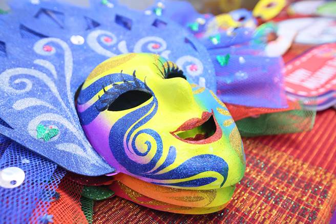 「菲律宾面具嘉年华」活动，今年从11月12日到28日在晴光市场、双城美食街举办。图为来自菲律宾巴克洛德艺术家创作的面具。（张铠乙摄）