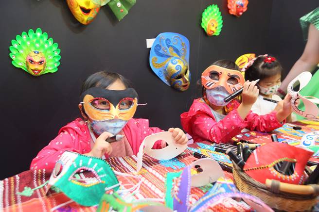 小朋友们13日在晴光市场内的面具屋DIY彩绘创意面具。（张铠乙摄）