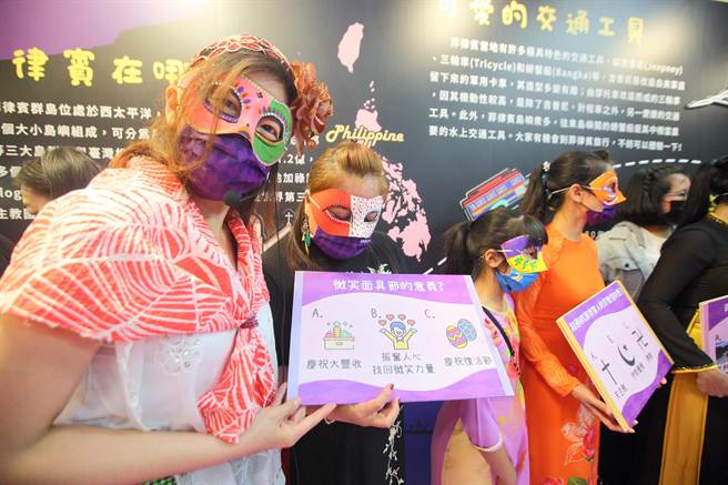 菲律宾的新移民朋友在面具屋出题目考考民眾，届此来认识嘉年华与菲国。（张铠乙摄）