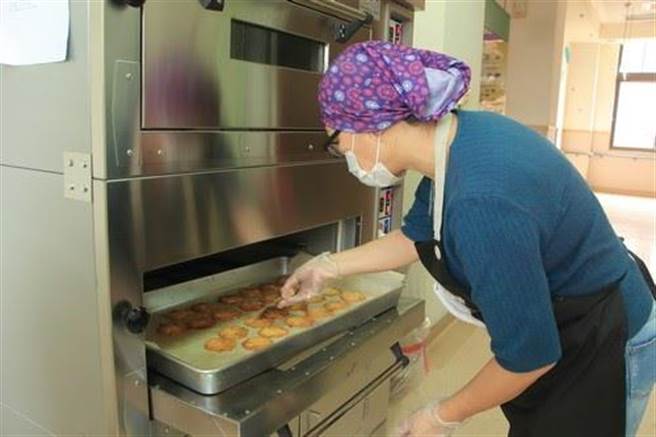 「授之以漁」，烘焙坊培育小小糕餅師。（德水園提供）