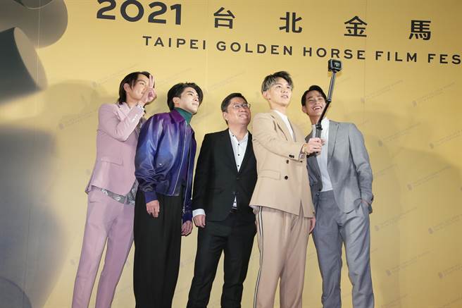 《金钱男孩》演员群在台上玩自拍。（罗永铭摄）