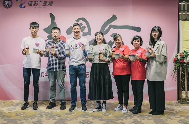 台湾「网球一哥」卢彦勋（左三）与i运动大使团的活力志工合影留念。（体育署提供）