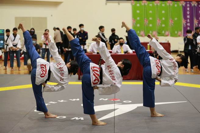 團體三人高中女子黑帶組冠軍北科附工莊宜媛、葉品瑄、魏書含。（大會提供）