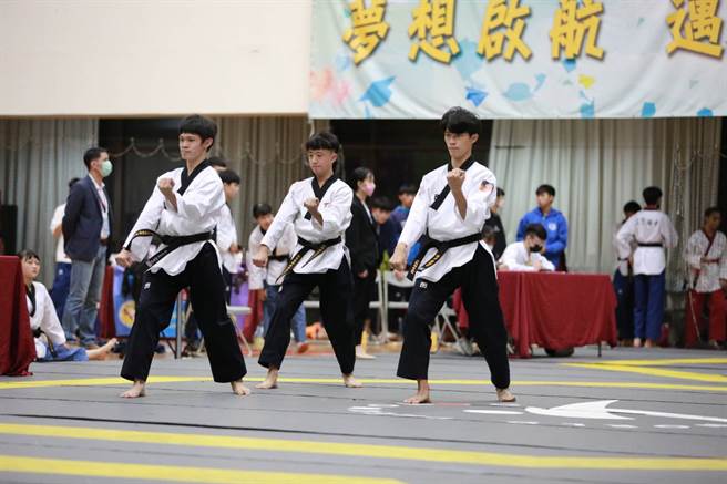 團體三人高中黑帶男子組冠軍北科附工詹永吉、劉伸朋、蘇靖哲。（大會提供）