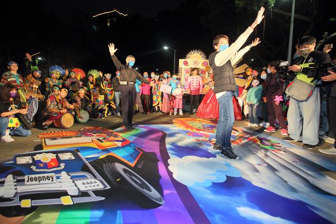 台北市长柯文哲（中）与副市长黄珊珊（右）13日站上3D地景与菲国交通车吉普尼合影。（张铠乙摄）