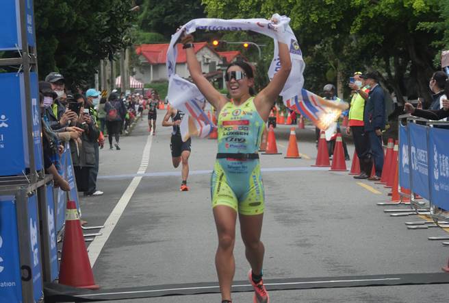 张嘉家为今年全运会无缘夺金雪耻，在花莲太平洋铁人三项锦标赛夺下个人生涯第100金。（中华民国铁人三项协会提供）