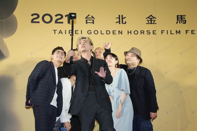 炎亚纶揪演员群玩自拍。（罗永铭摄）