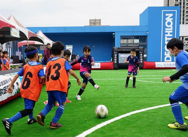 全國迷你足球賽新北賽事在三重迪卡儂進行。（迷你足球協會提供）