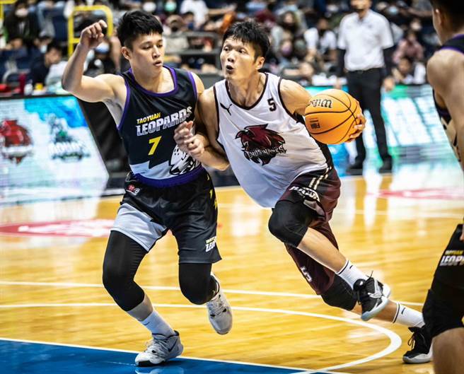 台南猎鹰张家荣(右)持球强行切入。(T1联盟提供)
