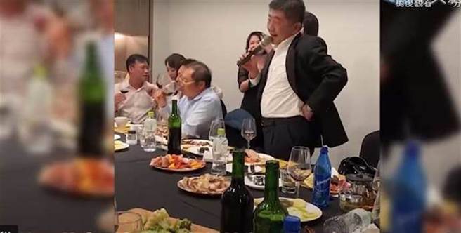 卫福部长陈时中去年赴私人餐会唱歌、喝酒影片流出。(中天新闻)★中时新闻网关心您：喝酒过量，有碍健康！