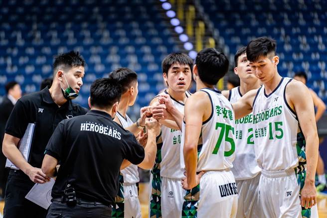 台啤英熊在高雄热身赛首战轻松拿下胜利。(台啤英熊提供)