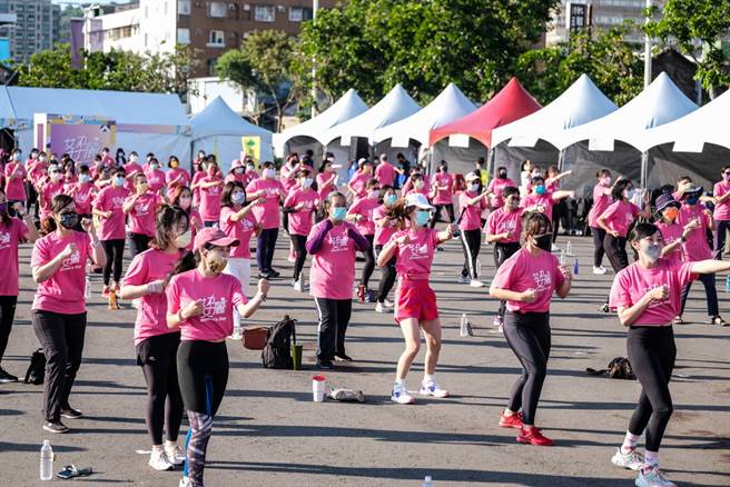 近两百位女孩共同参与国泰女力女丽活动中的有氧拳击课程。(国泰金控提供)