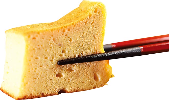 〈玉子燒〉蛋液中加了山藥和魚漿，口感像蛋糕，柔軟且濕潤。圖／姚舜