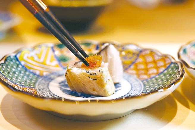 鰆魚的肉質富彈性，因脂味濃郁、適合煙燻，龔桓毅將來自兵庫的鰆魚煙燻、切塊後，呈盤時會搭配果醋洋蔥提味。圖／姚舜