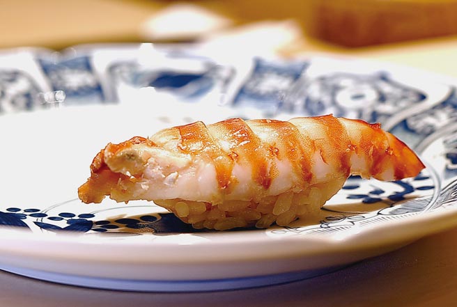 〈明蝦握壽司〉的明蝦來自北海道，由於水域冷、肉質緊實細致、入口愈嚼愈香甜。圖／姚舜