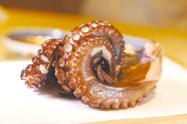 除了用去皮白蘿蔔敲打，紅豆水亦有軟化章魚的功效，料理長龔桓毅料理日本富山章魚，是以清酒加了鹽、水和紅豆蒸40分蒸製，肉質軟嫩。圖／姚舜