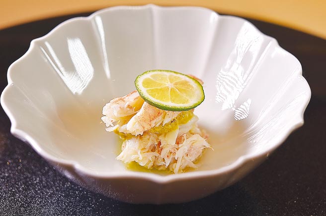 〈北海道毛蟹〉搭配的蟹膏經過加熱使之風味更濃郁。圖／姚舜