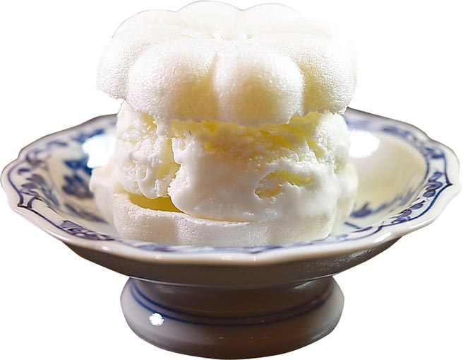 用最中餅夾著的〈蜂蜜冰淇淋〉全白的顏色，反而更吸睛。圖／姚舜