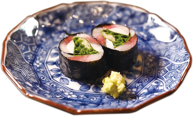日本長崎青花魚肉質柔嫩彈滑，口感清新無顯味，龔桓毅以之搭配紫蘇葉和薑作成〈青花卷〉，作為「清口壽司」。圖／姚舜