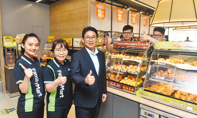 全家营业业务本部协理王智正（右一）认为，以服务来说，全家便利商店是通过神秘客认证的冠军。图／顏谦隆