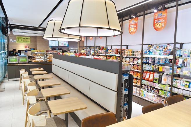 全家随时保持用餐区的清洁，让顾客可以安心使用。图／顏谦隆