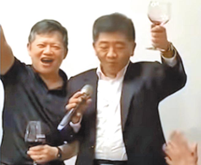 中央流行疫情指挥中心指挥官陈时中（右），遭爆去年6月15日与友人宴饮高歌，图左为涉嫌虚报健保费，被依诈欺罪被起诉的医师陈识中。（摘自网路）（饮酒过量，有碍健康）