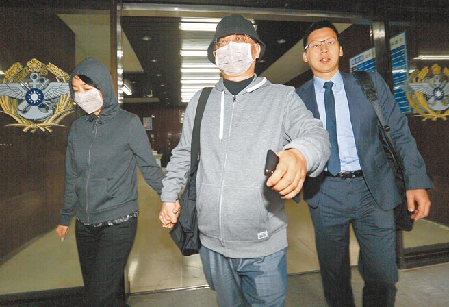 中国创新投资公司主席向心（中）、龚青（左）夫妇。（本报资料照片）