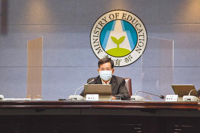 学习歷程檔案惩处结果，国教署长彭富源自请记过处分，教团与学界批评，由国教署长扛责「还不够」。图为事发时教育部长潘文忠向学生、家长及老师表达歉意。（教育部提供）