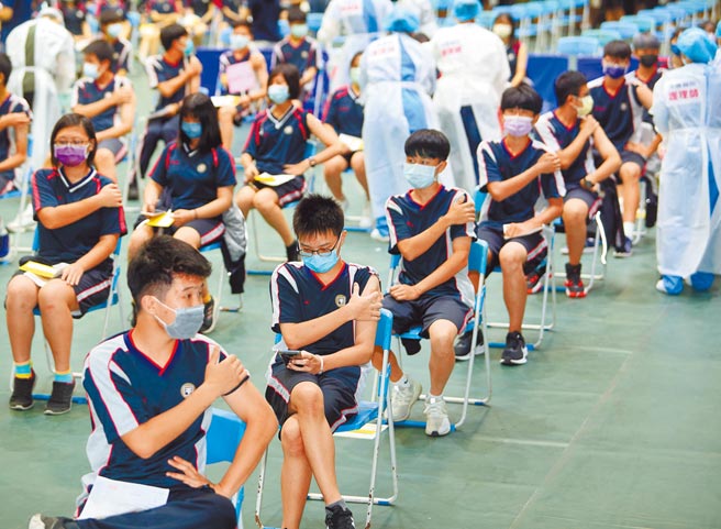 国内18至24岁男性接种mRNA疫苗后心肌炎发生率，如不分剂次，莫德纳为每百万人36.9，BNT为每百万人7.9。图为高中生施打BNT疫苗。（本报资料照片）