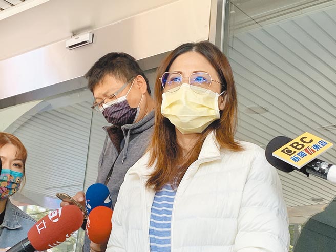 宋姓男大生的母亲昨与律师商谈提告事宜后，再度出面表达对嫌犯暴力行为、警方处理态度消极的不满。（林欣仪摄）