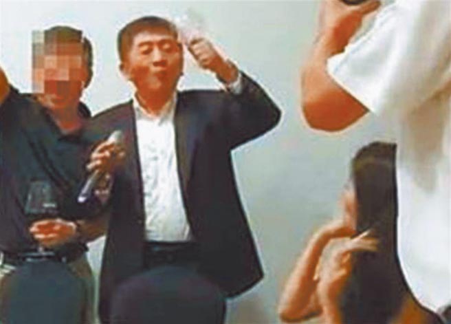 网路疯传卫福部部长陈时中聚餐喝酒唱歌的影片。（图/摘自影片截图）★中时新闻网关心您：喝酒过量，有碍健康！