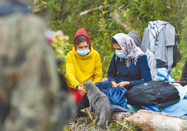 今年8月以来，大批来自叙利亚等中东国家的难民取道白俄罗斯，进入波兰、立陶宛等国，眼见寒冬即将到来，滞留难民缺乏食品、饮用水、过冬物资等生活必需品，处境十分艰难。（美联社）