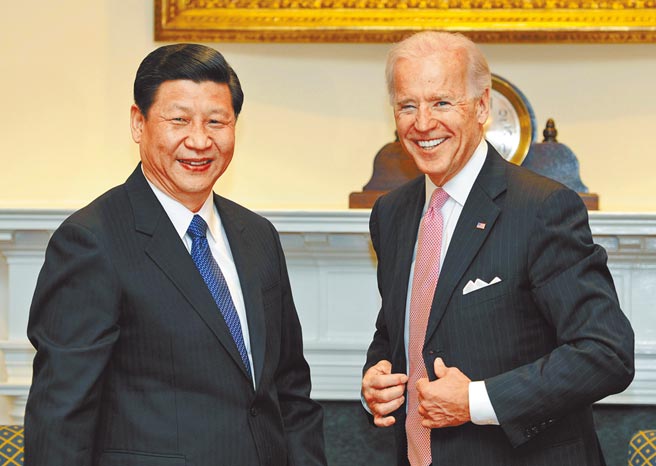 传美国总统拜登（右）与中国国家主席习近平（左）将于15日举行视讯峰会。图为2012年2月，时任美国副总统的拜登与时任中国国家副主席的习近平在白宫会谈。（新华社）