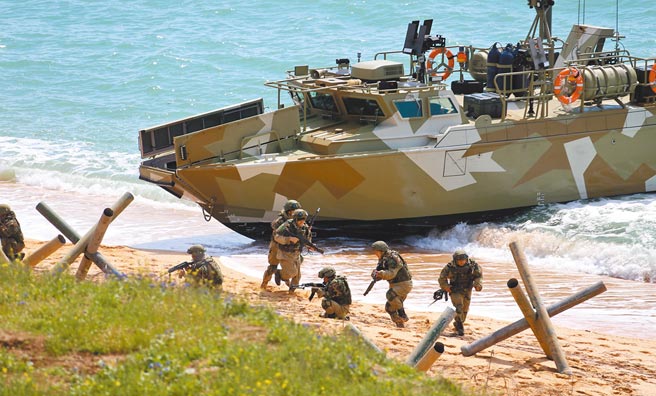 美國官員近日警告歐盟，俄羅斯軍隊在烏克蘭邊境集結，可能計畫再次入侵烏克蘭。圖為今年4月22日，俄軍在克里米亞地區舉行大規模軍演。（中新社）