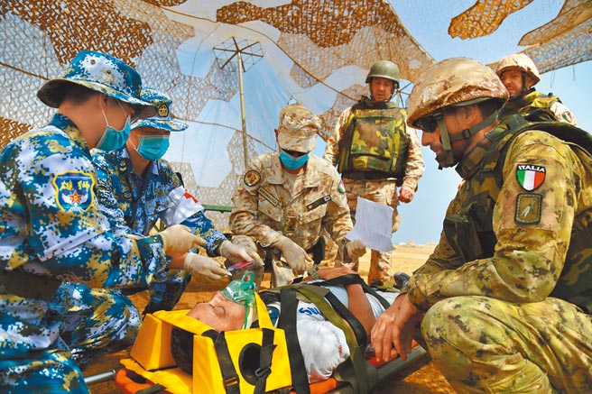 美国空军2架超音速B1B枪骑兵轰炸机11日远从英国基地飞赴吉布地上空。图为驻吉布地的解放军与义大利军队举行联合训练。（中新社）