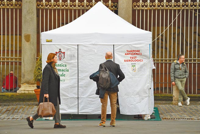 歐洲多國新冠疫情反彈得又快又猛，荷蘭政府可能自13日起局部封城。圖為義大利羅馬的一處新冠病毒快篩站。（新華社）