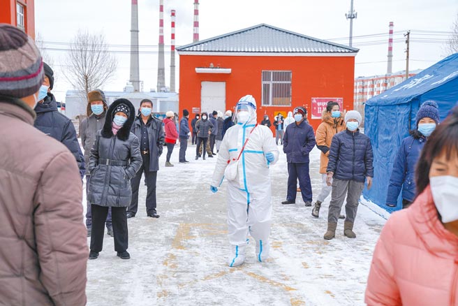 大陸這波本土新冠疫情仍未有效控制，專家呼籲，清零政策下防疫措施要精準，勿過度傷及經濟。圖為黑龍江黑河市，10日防疫人員準備發送物資。（新華社）