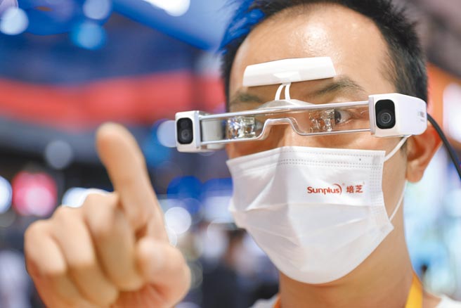 针对全球正热的元宇宙概念，大陆官媒示警称，要严防藉机炒股。图为日前上海进博会，参会者佩戴虚拟实境（VR）眼镜。（中新社）