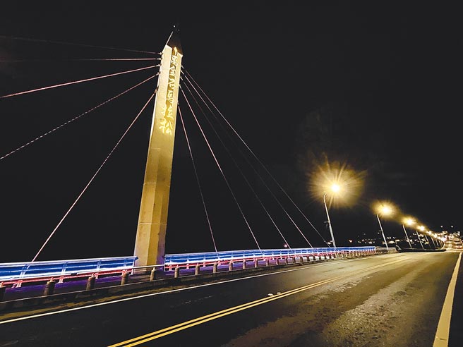 新北市金山区公所在磺清大桥投射「万金石马拉松」字样，为「2021新北市万金石马拉松」赛事揭开序幕。（金山区公所提供／王扬杰新北传真）