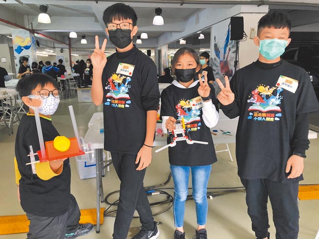 新北市教育局12日在新庄国民运动中心举办「110学年度北北基能源小铁人竞赛」，万里国小选手制作风力车。（叶书宏摄）