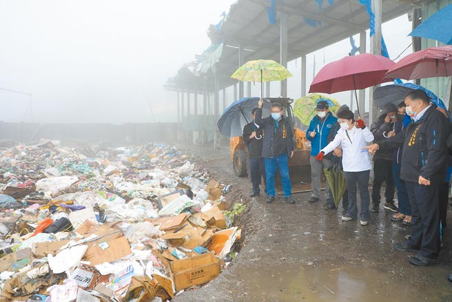台中市長盧秀燕視察福壽山垃圾轉運站，呼籲前往梨山的遊客減少垃圾製造，並自行帶下山丟棄。（王文吉攝）