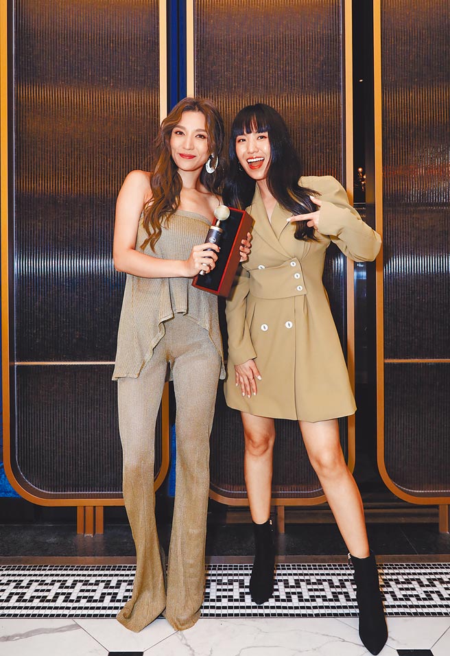 歌坛新人黄玮昕（左）昨举办发片活动，好友孙盛希到场助阵。（新禧未来音乐提供）