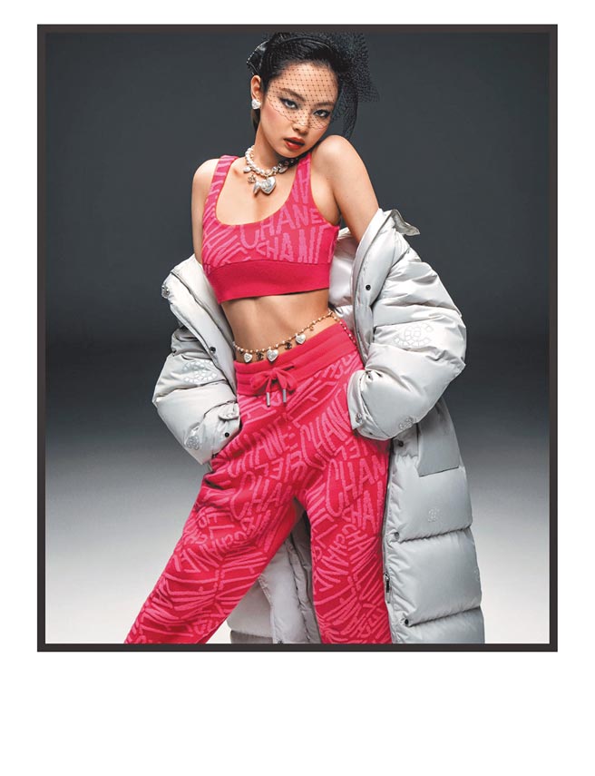 Jennie以甜美又叛逆的形象完美诠释香奈儿COCO NEIGE冬季滑雪装的个性美。（香奈儿提供）