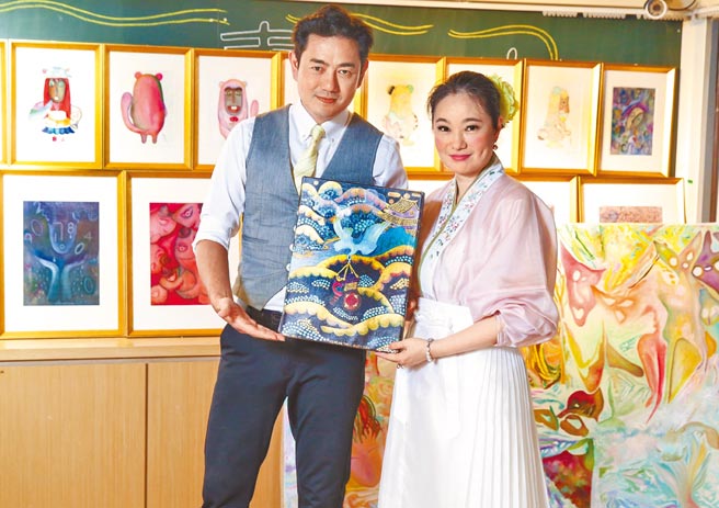 陳俊生（左）誇讚張瑞竹的畫作充滿日本風。（翰森娛樂提供）