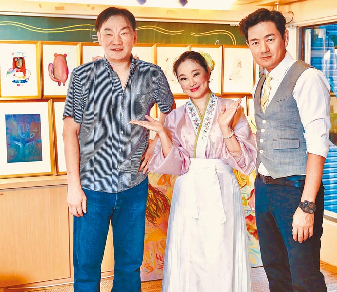 資深音樂人紀宏仁（左）為張瑞竹的有聲書及畫作的展出付出不少心力。（翰森娛樂提供）