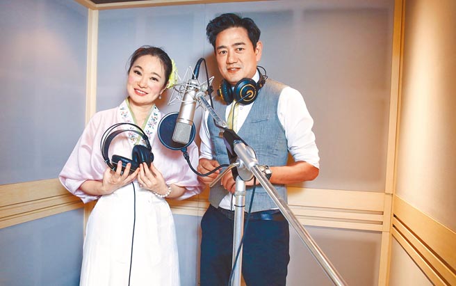 陳俊生（右）幫張瑞竹的有聲書助陣，還進錄音室配音。（翰森娛樂提供）